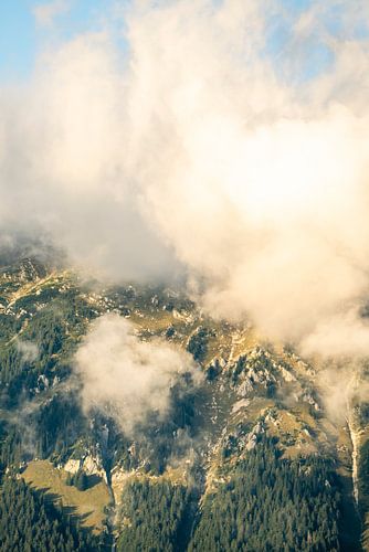 Bergen in de Wolken Zonovergoten Berglandschap