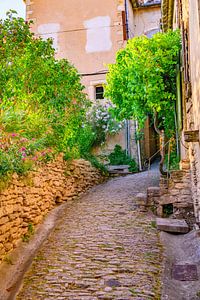 Das Dorf Gordes mit Blick auf die Straße in der Provence