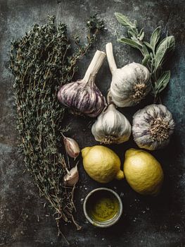 Stillleben Knoblauch, Zitrone und Kräuter