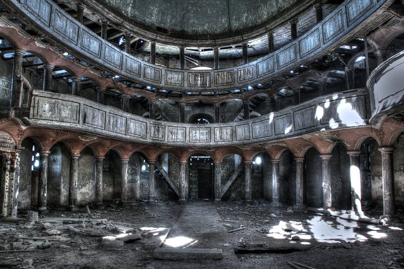 Abandoned and beautiful by Hanne Berden