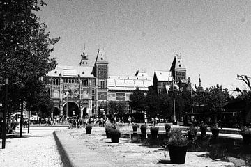 Rijksmuseum Amsterdan vanaf het Museumplein in Amsterdam. van Jacqueline Smink