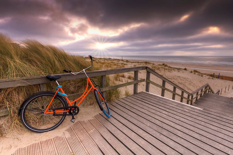 Orangefarbenes Fahrrad am Strandopgang bei Kijkduin Den Haag von Rob Kints