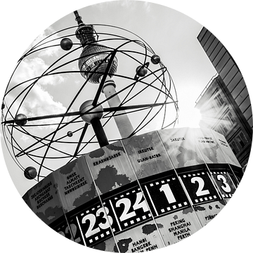 Wereldtijdklok en televisietoren van Berlijn in de zomer