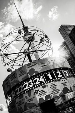 Weltzeituhr und Fernsehturm Berlin im Sommer von Mixed media vector arts