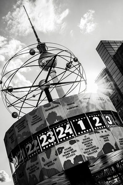 Wereldtijdklok en televisietoren van Berlijn in de zomer van Mixed media vector arts