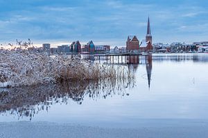 Blick über die Warnow auf die Hansestadt Rostock im Winter