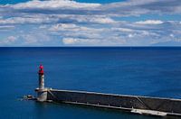 Phare devant une mer bleue calme et profonde