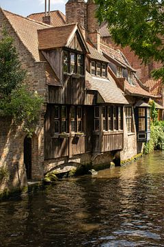 idyllische huizen aan de waterkant in Brugge tijdens een mooie zomerdag van Aan Kant