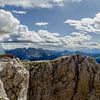 Panorama vanaf de Santnerpass (Passo Santner) in de Dolomieten met berghut van Sean Vos