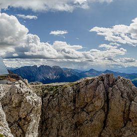 Panorama vanaf de Santnerpass (Passo Santner) in de Dolomieten met berghut van Sean Vos