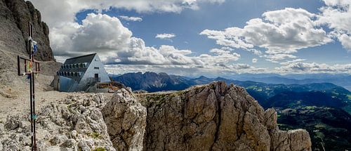 Panorama vanaf de Santnerpass (Passo Santner) in de Dolomieten met berghut