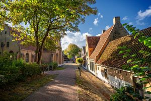 Nicolaaskerk en Het Armhuis vanaf Voetpad Kerkplein Oost-Vlieland