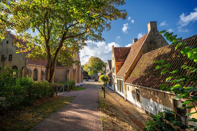 Nicolaaskerk et Het Armhuis depuis le sentier Kerkplein Oost-Vlieland par R Smallenbroek