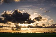 Coucher de soleil entre les nuages par Jasper van de Gronde Aperçu