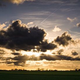 Coucher de soleil entre les nuages sur Jasper van de Gronde
