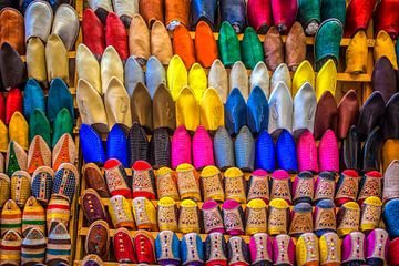 Oosterse gekleurde slippers  in de souk van Fez, Marokko van Patricia Hofmeester