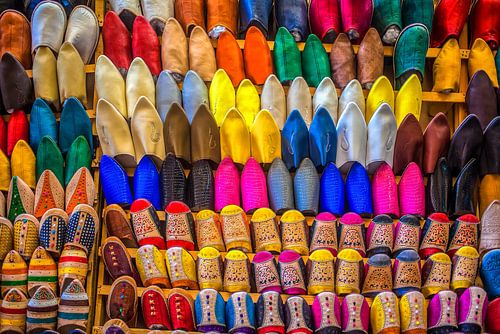 Oosterse gekleurde slippers  in de souk van Fez, Marokko