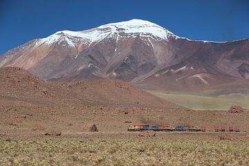 Train, Salar de Ascotán, Volcan, Chili sur A. Hendriks