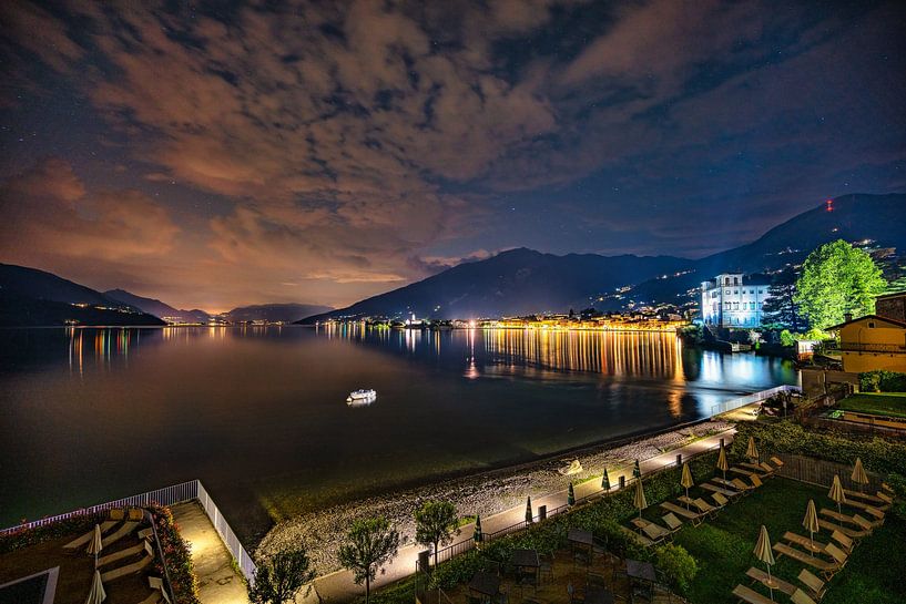 Vue de nuit de la baie de Gravedona sur le lac de Côme. par Andreas Völkel