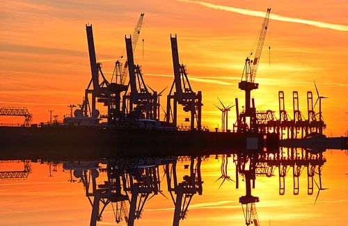 Coucher de soleil dans le port de Hambourg