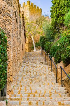 Treppe zum Castell de Capdepera, mittelalterliches Festungsdenkmal von Alex Winter