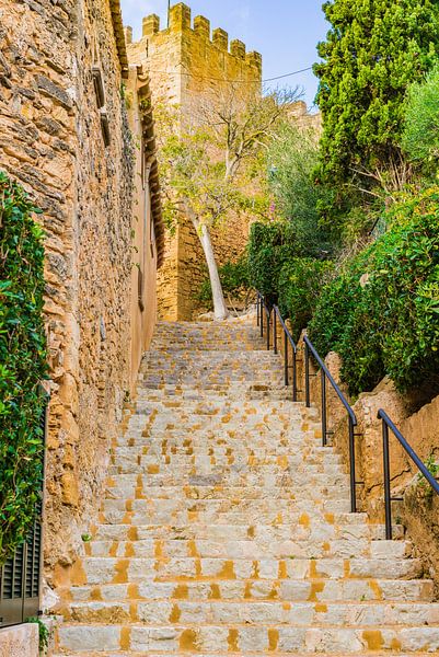 Escalier du Castell de Capdepera, monument de fortification médiéval par Alex Winter