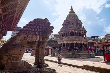 Standbeeld en tempel in Nepal. van Floyd Angenent