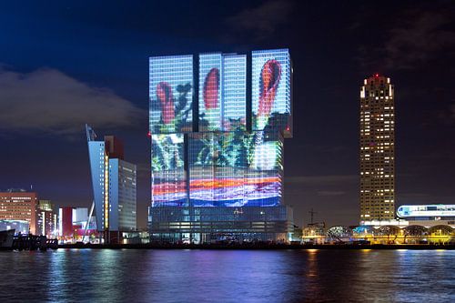 Lichtshow geprojecteerd op De Rotterdam