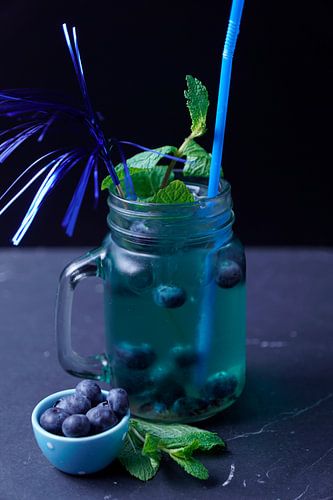 Bittere limonade ontmoet bosbes en curacao non-alcoholisch.