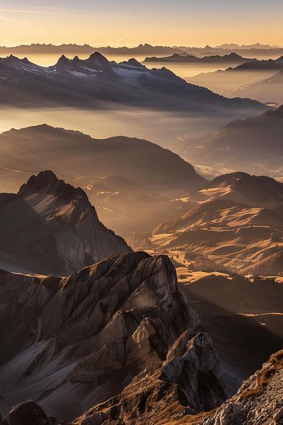 Gouden licht over bergtoppen van fernlichtsicht