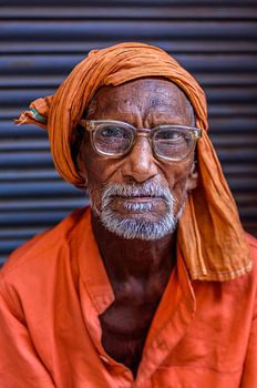 Alter Guru mit Brille in Alt-Delhi