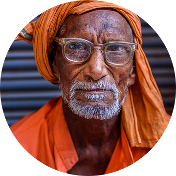 Oude Guru met bril in Oud Delhi van Leonie Broekstra