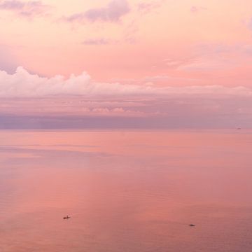 Roze zonsondergang over zee van Ubo Pakes