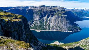 Uitzicht bij Trolltunga in Noorwegen van Jessica Lokker