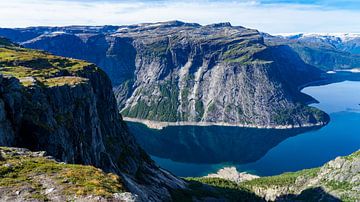 Uitzicht bij Trolltunga in Noorwegen van Jessica Lokker