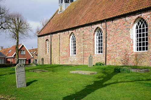 Nog meer graven aan de achterzijde van de kerk
