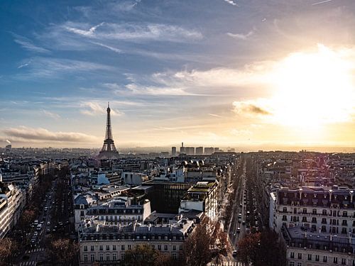 Uitzicht op de Eiffeltoren in de ondergaande zon