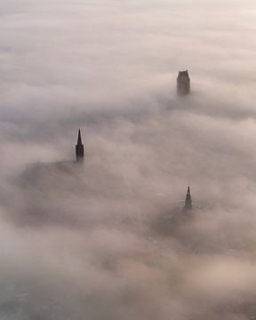 Bolsward dans le brouillard au lever du soleil sur Ewold Kooistra