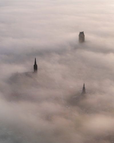 Bolsward in de mist bij zonsopkomst