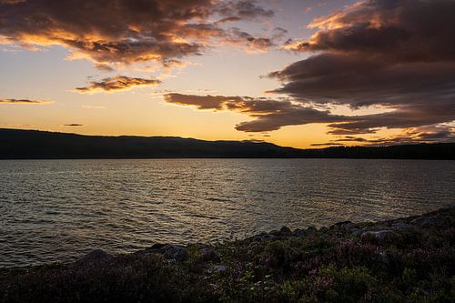 Suède | Coucher de soleil sur le lac Hallsjon