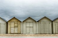 Donkere wolken boven de strandhuisjes van Mark Bolijn thumbnail
