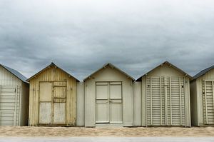 Dunkle Wolken über den Strandhäusern