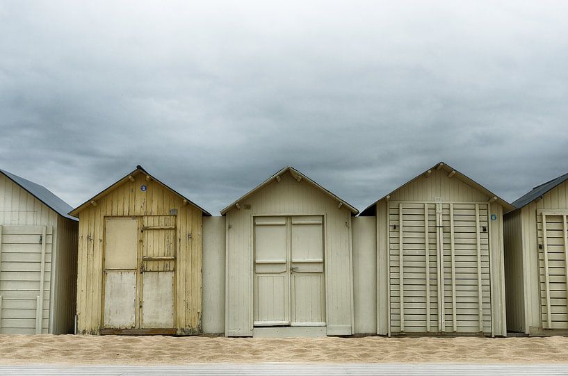 Donkere wolken boven de strandhuisjes van Mark Bolijn