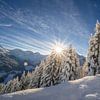 Zon en verse sneeuw in bergen van Oostenrijk van Ralf van de Veerdonk
