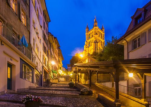 Oude stad met de kathedraal Notre-Dame in Lausanne