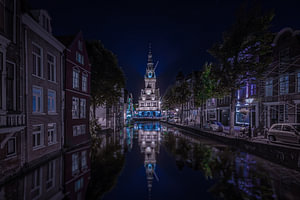 Alkmaar, die Waag mit Spiegelung im Wasser