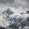 Bergtoppen in de Mist Majestueus Berglandschap Slovenie van Femke Ketelaar