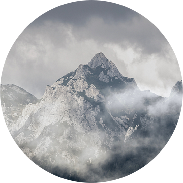 Bergtoppen in de Mist Majestueus Berglandschap Slovenie