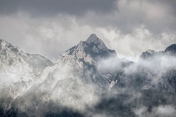 Bergtoppen in de Mist - Majestueus Berglandschap - Slovenie van Femke Ketelaar