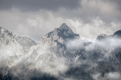 Berggipfel im Nebel - Majestätische Berglandschaft - Slowenien von Femke Ketelaar